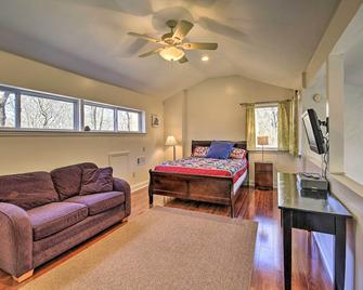 Pet-Friendly Cabin w/ Dock on Claytor Lake! - Radford - Schlafzimmer
