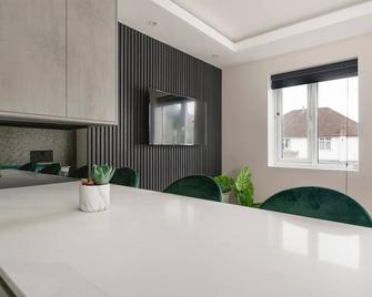 Skyvillion -Cozy & Amazing King 1bed Apartment In London Cockfosters Mins To Tube - London - Dining room