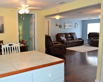 Beautiful 4 bedroom, 3 bath house on the main canal at Keaton Beach Florida. - Perry - Obývací pokoj