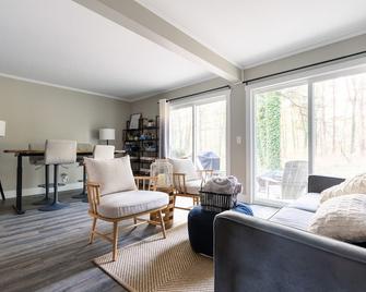 Ivy Cottage/Kids Friendly/Giant Theater/Air Hockey/Walk2Beach - Holland - Wohnzimmer