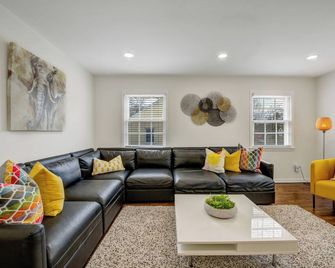 Perfect 2 BR Condo in Princeton w Parking - Princeton - Living room