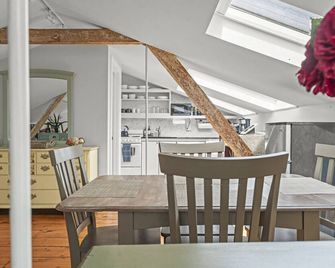 Studio Flat Above Historic Cider Mill - Westport - Dining room