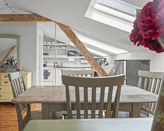 Sunny Westport Studio Apt. Above Historic Mill - Westport - Dining room