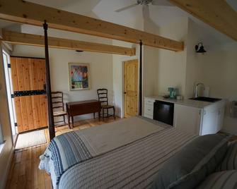 Original cottage from the 50's completely renovated, timeless . Old Door County! - Ellison Bay - Habitación