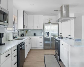 The Belvedere Pet Friendly Spacious Yard - Plano - Kitchen