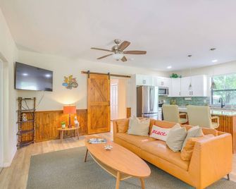 1 Mi to Lake Rousseau: Waterfront Home! - Inglis - Living room