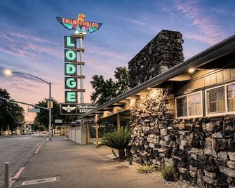 Thunderbird Lodge - Redding - Edificio