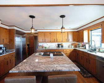 Multi-Home Waterfront Eastern Shore Retreat with 80+ acres to yourself - Cambridge - Kitchen