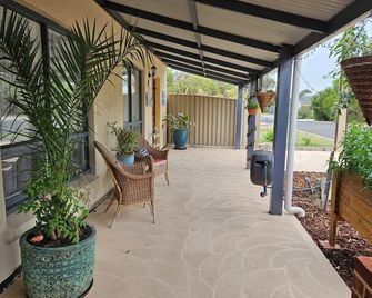 Goolwa Riverwalk B&b Big Breakfast Supplies - Free Wifi, Netflix, Pets Welcome - Goolwa - Patio