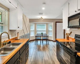 New Cozy Retreat Located 15 minutes to Waco - Hewitt - Kitchen