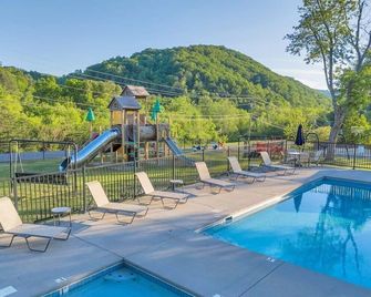 Studio Cabin with Loft near Smoky Mountains - Pigeon Forge - Piscina