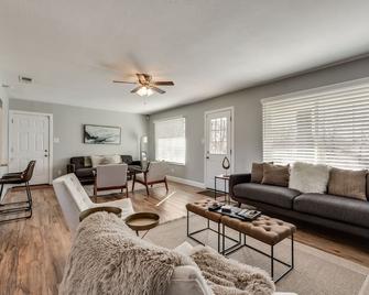 Keller's Artful Home-Away From Home - Keller - Living room