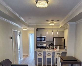Bright, Modern, Conveniently Located Condo - Lincoln - Kitchen