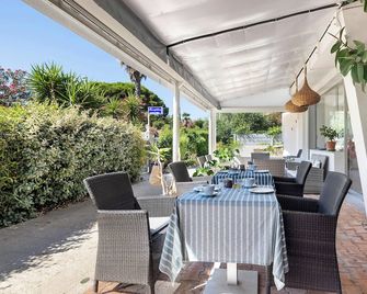 Hotel Le Golfe Bleu - Cavalaire-sur-Mer - Patio