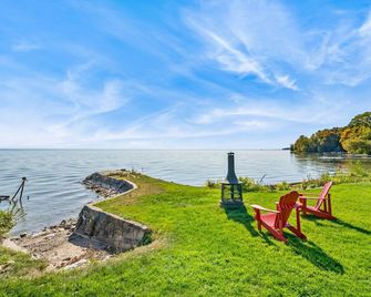 Redwood Retreat Waterfront Cottage By Simcoe With Hot Tub And Sauna - Orillia