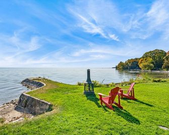 Redwood Retreat Waterfront Cottage By Simcoe With Hot Tub And Sauna - Orillia
