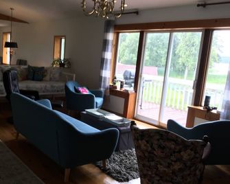 The Big House on Smith's Bay - Sleeps 12 - Milford - Living room