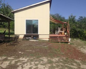 Off grid Glamping cabin. 45 min from north Austin 5 min to Lake Travis - Marble Falls - Patio
