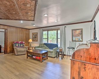 Lovely 'Anna Fink House' w/ Patio & Fire Pit - Atoka