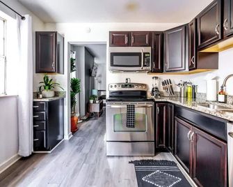 Jungle House Columbus Short North Downtown Free Parking - Steps to Convention Center & Nationwide Arena - 1BR Luxury Home - Sleeps 6 - Over 5,800 Five Star Stays - Columbus - Phòng bếp