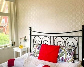 Hemma hos Jeanette & Micke på Peresgården - Vikarbyn - Ložnice