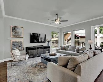 Stunning Luxury Lake Home with Waterfront & Fire Pit! - Horseshoe Bay - Living room