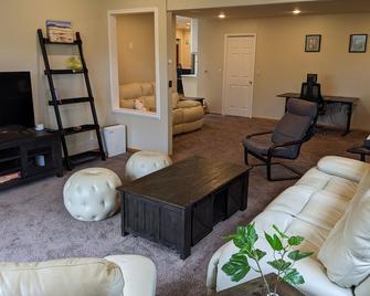 Family friendly spacious 5BR house with large backyard and kids playground - San Jose - Living room