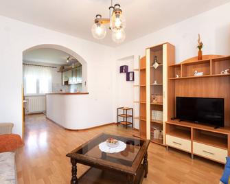 Inviting 2-Bed Apartment in Krk Apartman Sintic - Krk - Living room