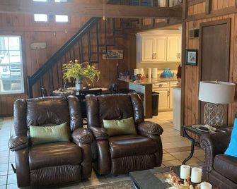 3 bedroom Lakefront Cozy Cottage only a few steps to the lake! NO PETS!!! - Arley - Sala de estar