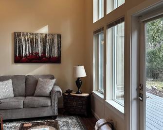 New Waterfront Cabin near Olympic National Park - Port Angeles - Living room