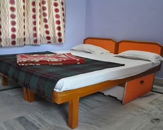 Budget Stay Near Swarg Ashram - Rishikesh - Bedroom