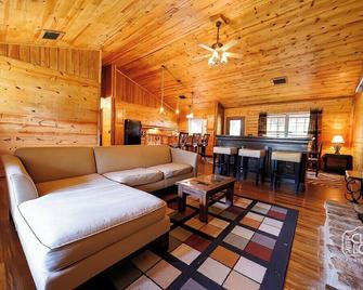 Wood Cabin in the wilderness at Bonham, Texas - Bonham - Living room