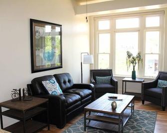Loft Overlooking Old Town Squarewalk To Everything In Old Town Fort Collins - Fort Collins - Living room