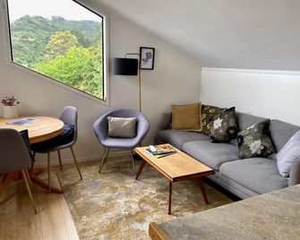 Fantail Hill - Thames - Living room