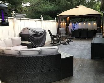 Comfortable, Clean, Roomy, and Close to the Action - Bloomington - Binnenhof