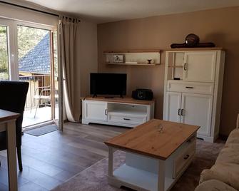 Holiday home with 2 bedrooms and private garden - Kaisersesch - Huiskamer