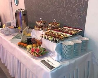 Villa Szamocin - Warsaw - Buffet