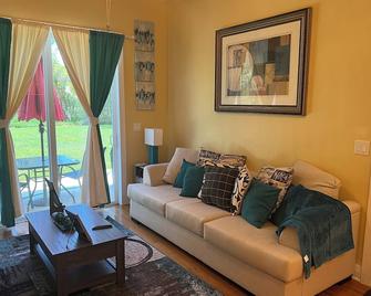 Adorable 1-bedroom guesthouse - West Palm Beach - Pokój dzienny