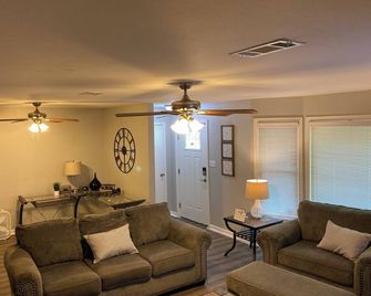 2-Bedroom Near Hospital and Casino - Pine Bluff - Soggiorno