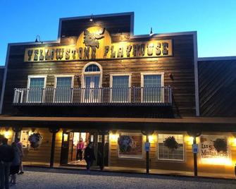 Historic 1890s Rexburg Loft - 2 Q, 1 K Laundry, 2 Blocks To Byui, Clean & Fun! - Rexburg - Building