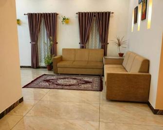 Gerards Home stay Fortkochi Budget Double Room - Kochi - Living room