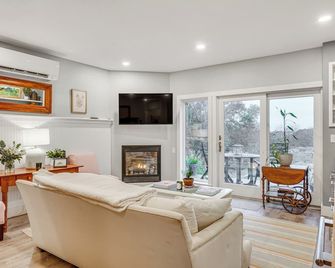 Airstream And Ocean View Unique Gloucest - Gloucester - Living room