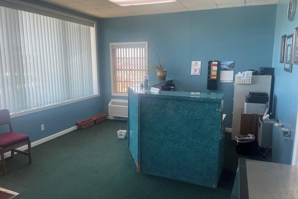 Relax Inn - Clinton - Front desk