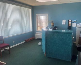 Relax Inn - Clinton - Front desk