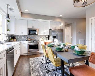 Modern Kitchen and Private Patio Retreat - Beautiful Bohemian Oasis - Nashville - Cocina