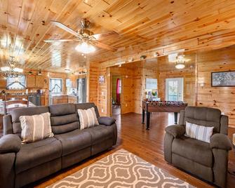 Log Cabin, View, Private 5 Acres, Hot Tub, Firepit, Family Retreat, 4br 3ba, Sleeps 12 - Kodak - Living room