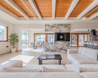 Golden sand beachfront villa ,6 Bedrooms,Rethymno - Sfakaki - Living room