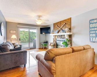 Cozy Lake Ozark Condo Rental with Grill, Pool Access - Lake Ozark - Living room