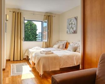 Largo dos Milagres, a Home in Madeira - Machico - Chambre