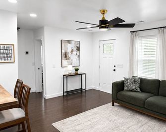 Small-Town Charm Meets Modern Comfort at Azalea Lane. - Sylvania - Living room